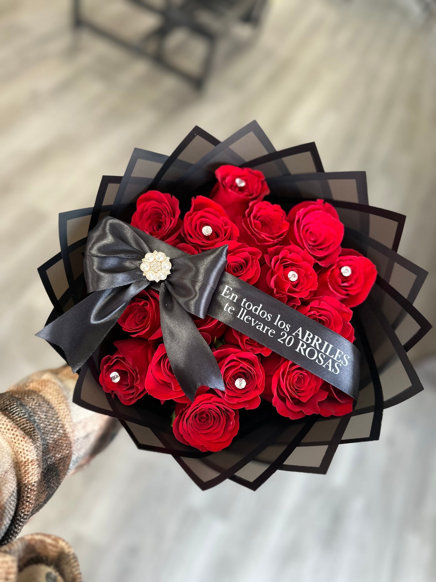 “En todos los abriles te llevaré 20 rosas”