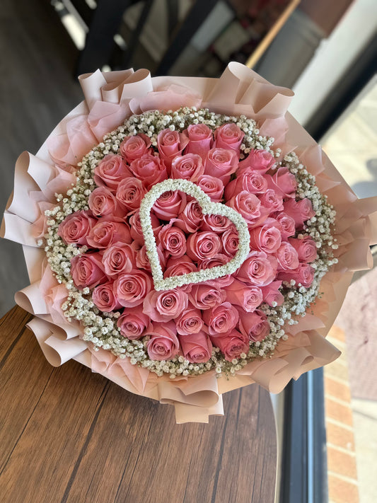 50 Pink Roses+Babys Breath rim/heart