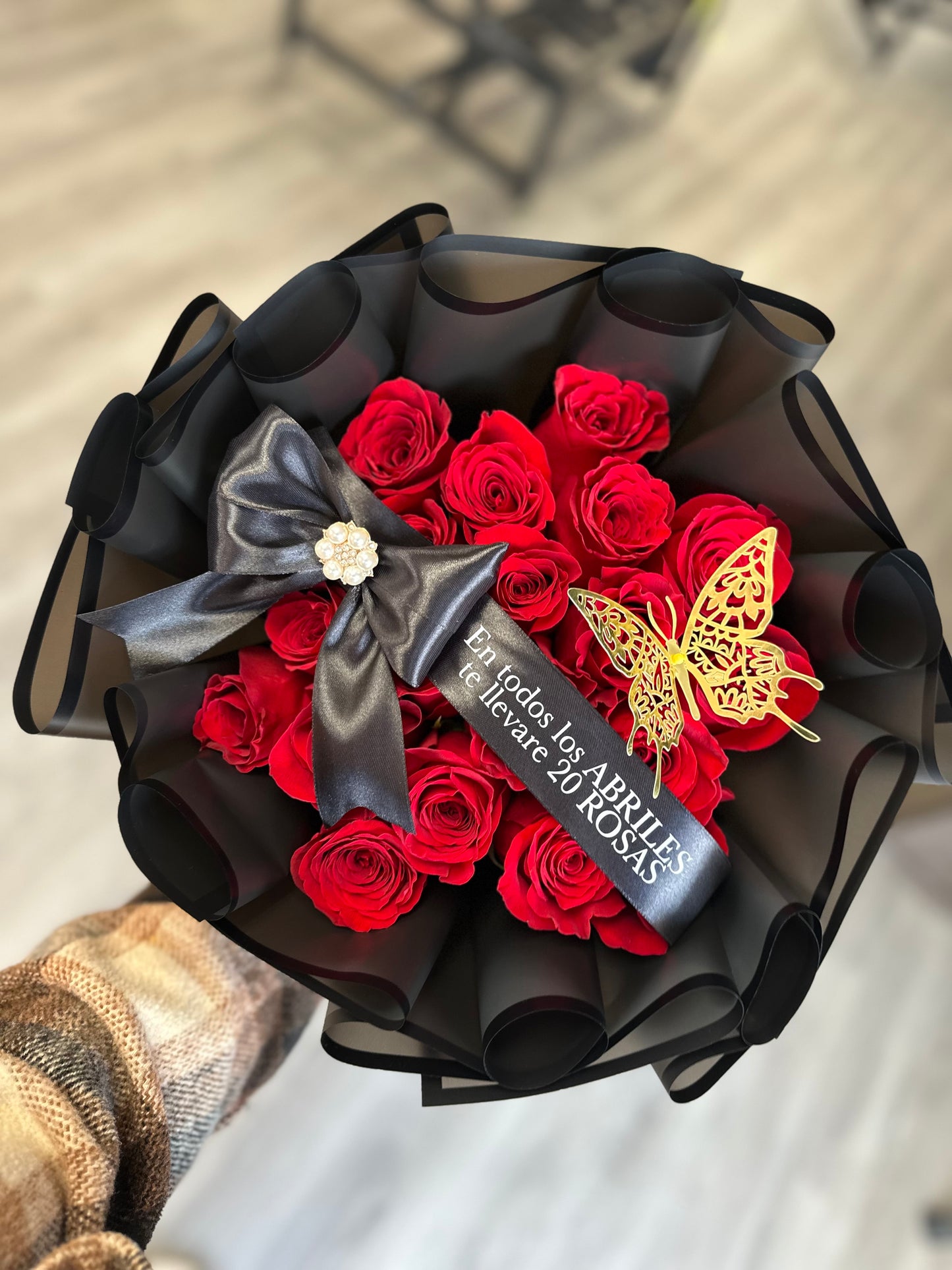 “En todos los abriles te llevaré 20 rosas”